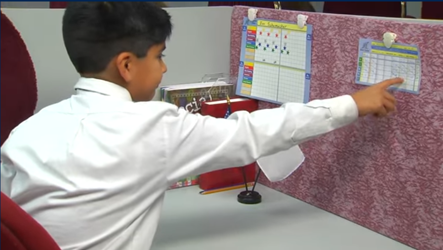 Estudiante trabajando con el sistema de aprendizaje personalizado